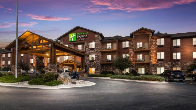 holiday-inn-express-and-suites-custer-7512301789-3x2.jpg